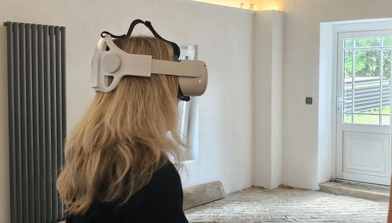 Innenraum, Frau mit VR-Brille, schaut weg von der Kamera nach rechts