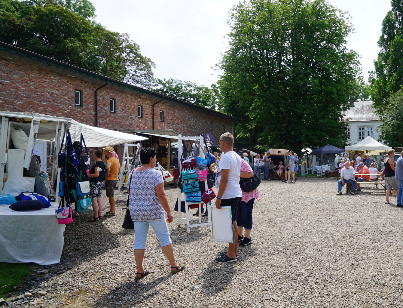 Sommermarkt, Wittkielhof-Hofplatz voll mit Verkaufsständen