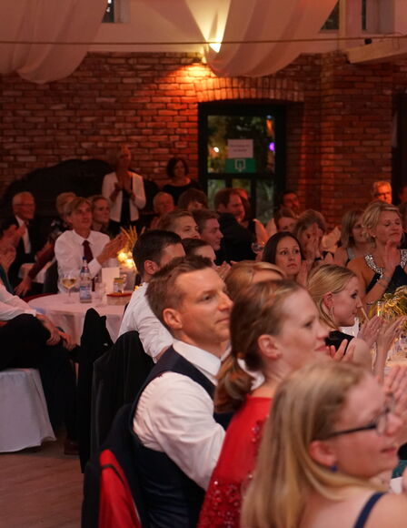 Gesellschaft in Scheune, die Leute klatschen