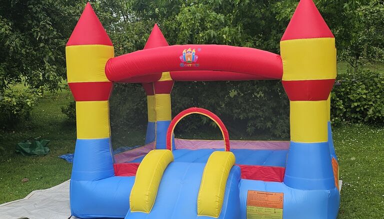 Kinder-Bastel-Event in Scheune, es sind mehrere Kinder und ein paar wenige Erwachsene zu sehen