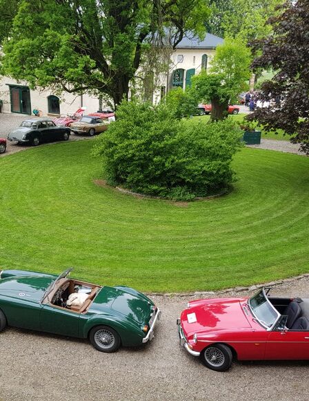 Zahlreiche Oldtimer in Weiß, Rot und Grün sind auf dem Hopfplatz des Wittkielhofs geparkt.