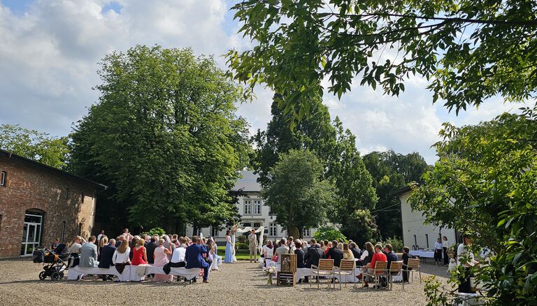 Hochzeit auf dem Hofplatz des Wittkielhofs. Beide Scheunen sind zu sehen.