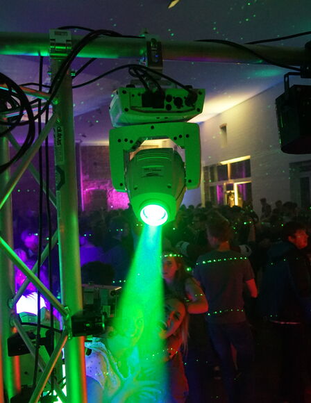 Vordergrund Gerüst mit grünen Leuchten, der Rest der SCheune ist voll mit Leuten