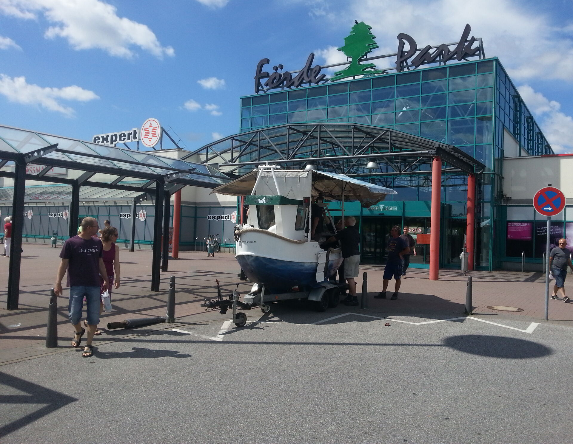 Fischkitter-Imbisstand vor dem Eingang des Fördeparks, noch auf Anhänger
