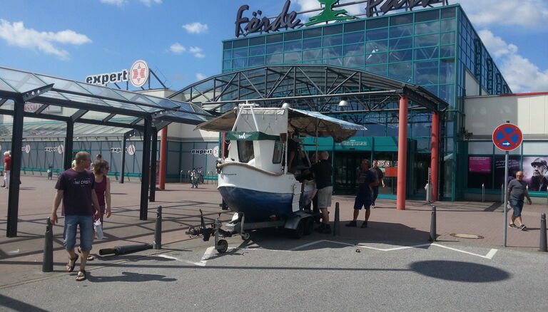 Fischkitter-Imbisstand vor dem Eingang des Fördeparks, noch auf Anhänger