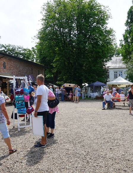Sommermarkt, Wittkielhof-Hofplatz voll mit Verkaufsständen
