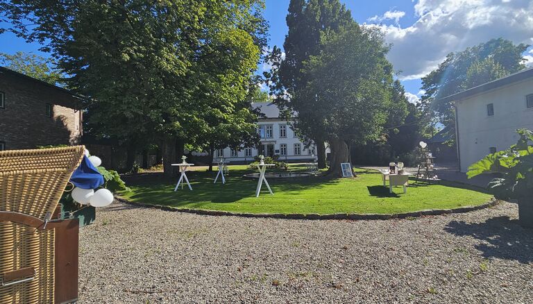 Hofplatz vom Wittkielhof. Im Vordergrund ist ein Strandkorb.