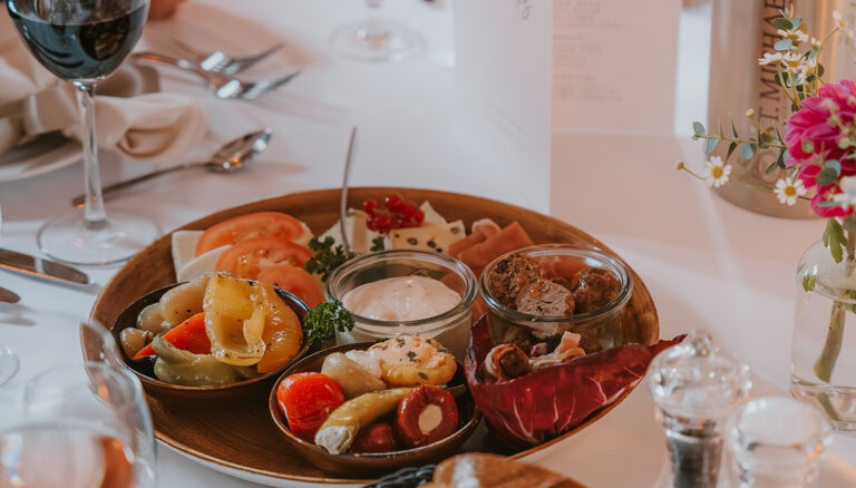 Buffet-Tisch. Eine Schale mit Dip und verschiedene vegetarische Stücke Fingerfoods.. 