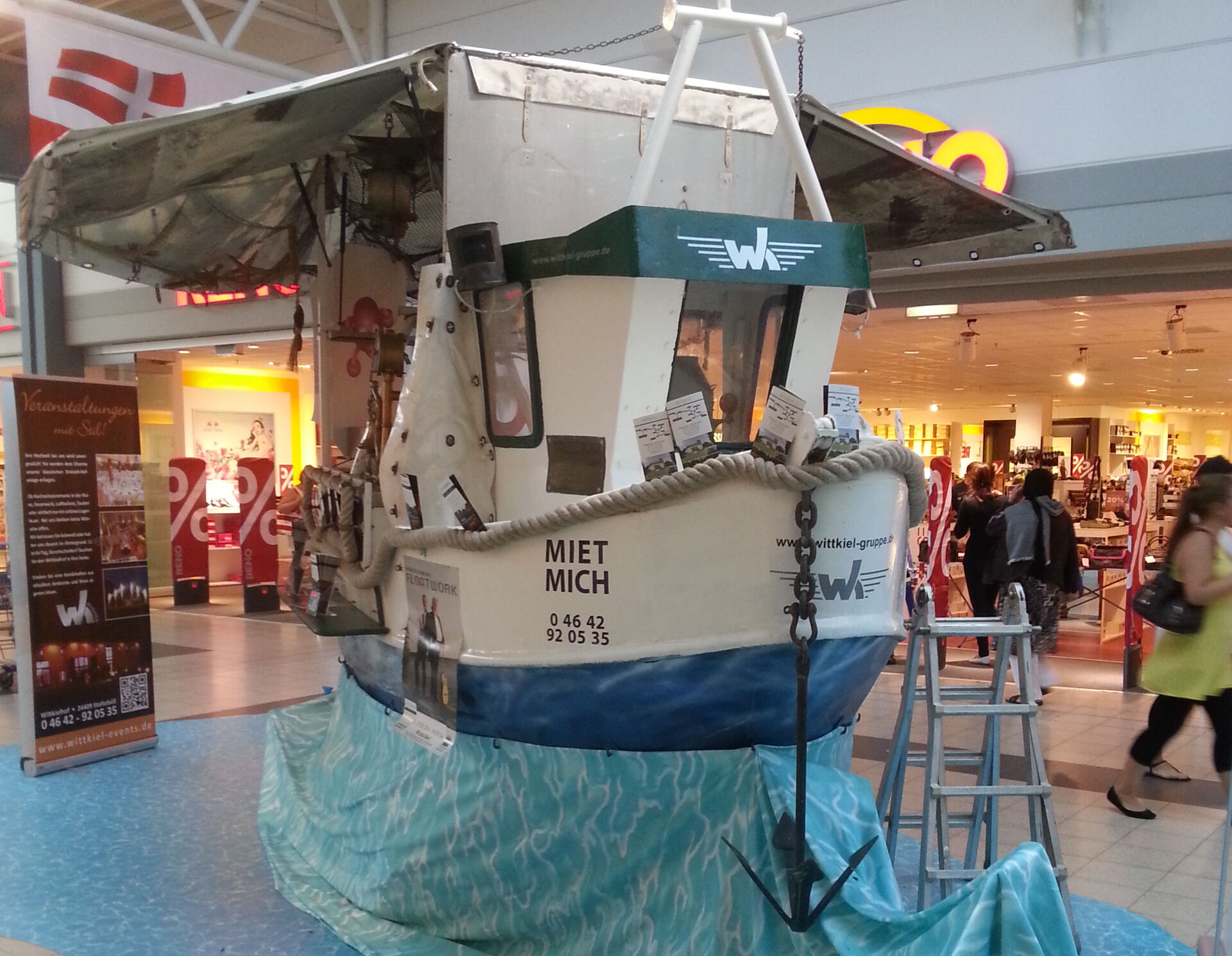 Fischkutter-Imbisstand aufgebaut im Fördepark, mit Decke als Wasserimitat