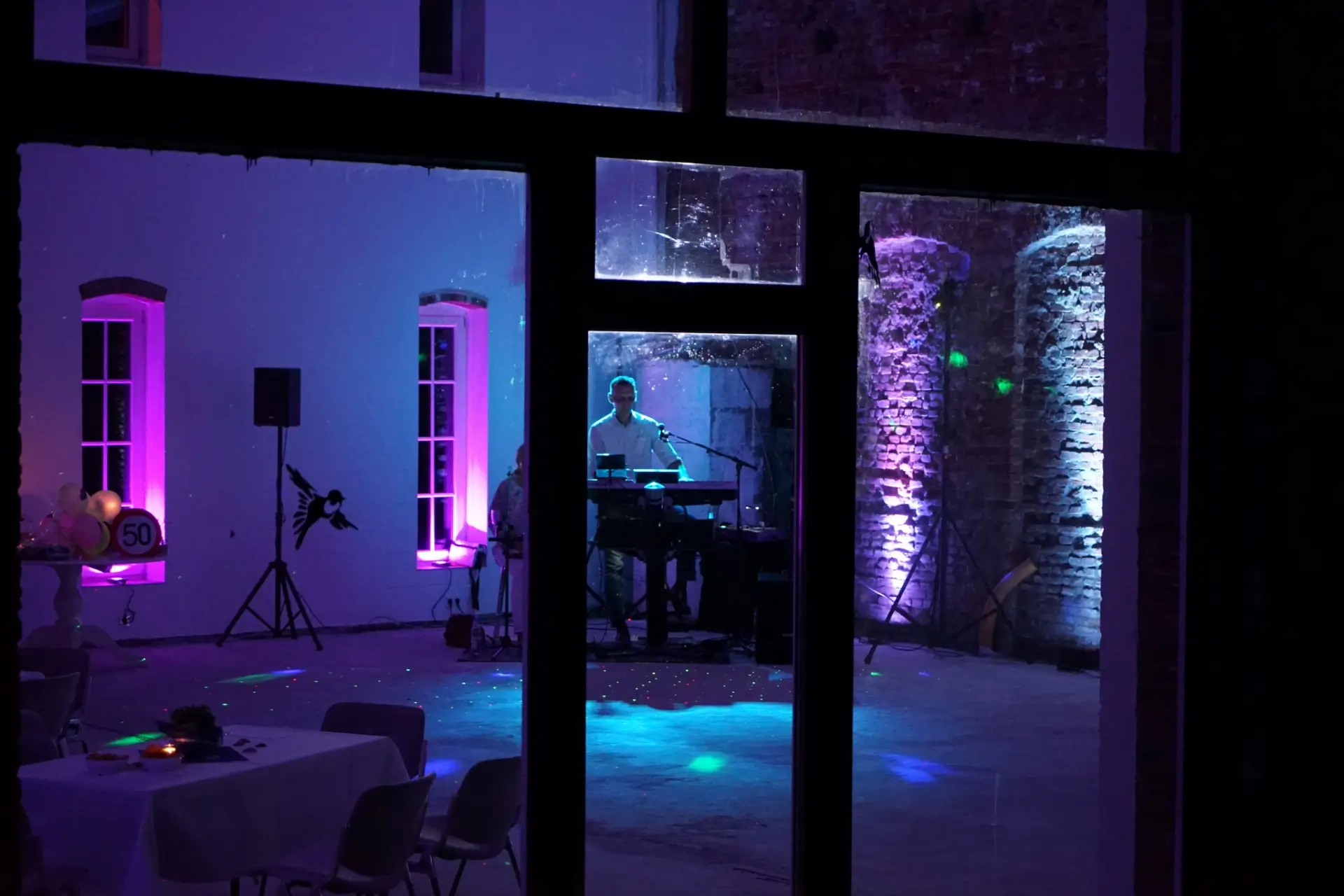 Ein Raum bei Nacht mit atmosphärischer LED-Beleuchtung in Blau und Violett.